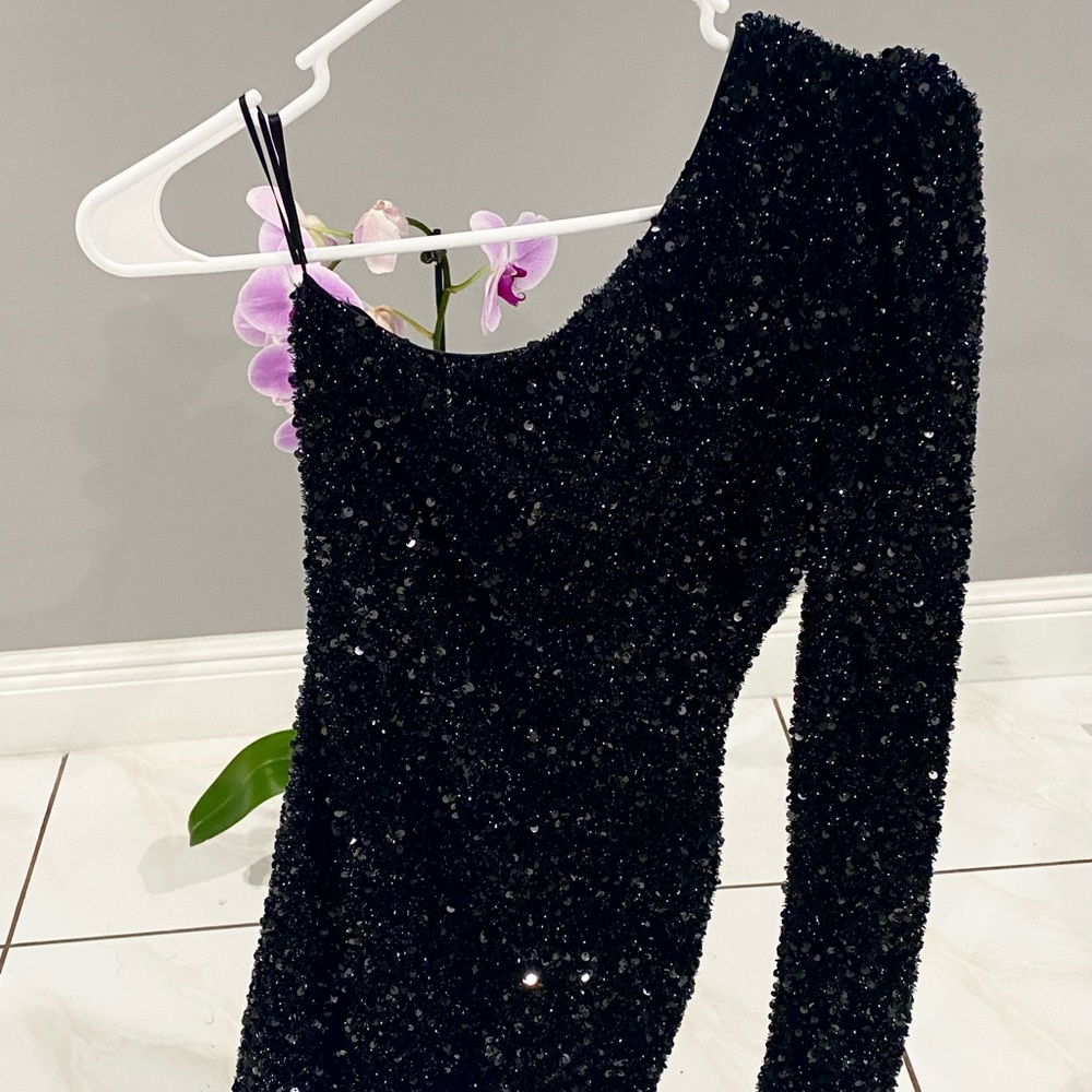 beautiful sparkly one shoulder black dress